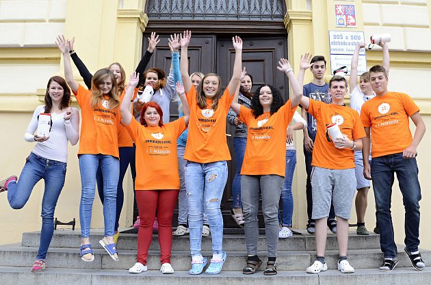 Dobrovolníky v oranžových tričkách jsou to studenti SOU a SOŠ obchodu a služeb Chrudim, kteří pomáhají Centru J.J.Pestalozziho při sbírce Knoflíkový týden.